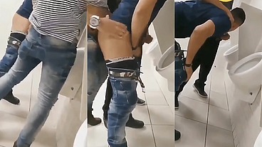 PROFESSORES COMENDO CUZINHO DE ALUNO DENTRO DO BANHEIRO DA ESCOLA