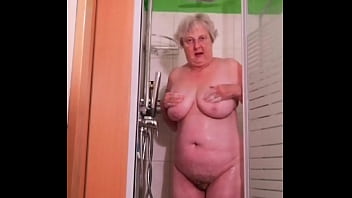 Oma am Morgen in der Dusche