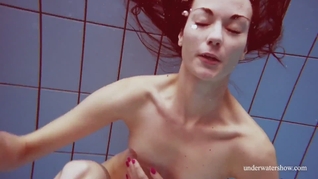 Sexy Italian chick Martina underwater