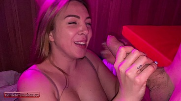Sorpesiva mamada a fan anónimo club swinger