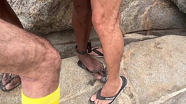 Ex-presidiário com tornozeleira me acurralou atras das pedras da Praia do Abricó e arrombou meu cusao com vontade