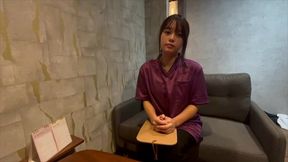 彼氏いるのに目の前にあるチンコの臭いが好きで、陸上部の人の身体を整体中に汗臭いちんこをしゃぶってしまう変態女性整体師。