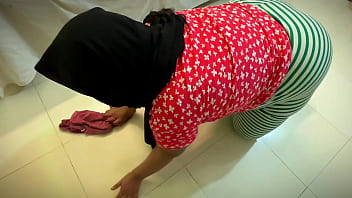 Huge Booty Saudi Beautiful Stepmom Stuck Under Bed &amp_ Want Anal Fuck From Stepson When She Clean Room
