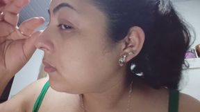 Mis ojos estirados en primer plano