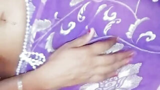 Amatør asiatisk hushjelp gir slurvete blowjob før hun blir pult i rumpa av en stor pikk i hjemmelaget video