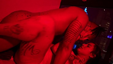 Macho do pau grande gozando gostoso com uma garota tatuada! fudeu a buceta com muita força, deixou a novinha de perna tremendo e de buceta ardendo depois de meter pau enorme na buceta apertadinha