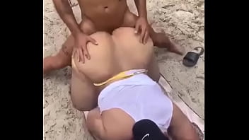 Fudendo o super bunda do passivo na praia