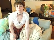 Cute trap plays wit her makeup brush, and gets tons of orgasms.