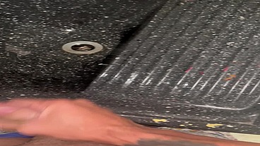 Novinho branquinho jogando leite pra fora com muito tesao
