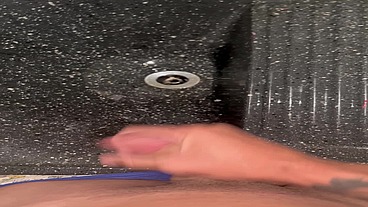 Novinho branquinho jogando leite pra fora com muito tesao