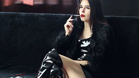 Noemi sensual smoking