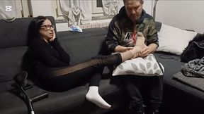 Miss Annika e al parco con Mister Dark e , mentre sale sui gradini ecco, una slogatura. Mister Dark prova a massaggiarle il piede ma lei vuole andare a casa. Si avviano saltellando fino all'auto, poi finalmente a casa e un video corto ma intenso.