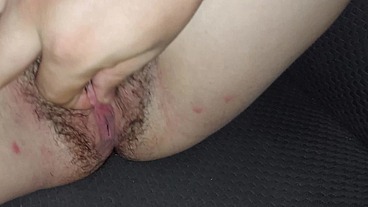 mi Hermanastra Se desnuda en el carro de La familia y muestra su gran culo