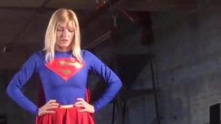 Una cosplayer sexy di Supergirl viene catturata, intrappolata e umiliata