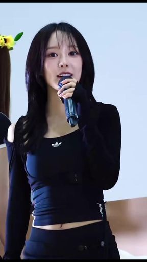 Slim K-pop fan shows off her bellybutton in a stylish outfit