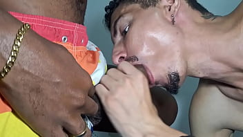 3 pirocas de 21 , 22 e 24cm me fazendo de po&ccedil_o e me enchendo de leite .