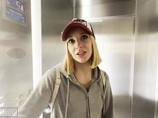 Dałam się wyruchać w cipkę mojemu widzowi, który spotkał mnie na mieście - POLSKIE PORNO