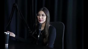 Ama a profiss&atilde_o de atendente, tinha contas secretas na pandemia, tem h&aacute_bito de bater siririca antes de dormir e nunca teve problema com os clientes - Melina Khalifa (WATCH ON: SHEER/RED)