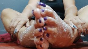 How incredible how this lady plays with her bare feet and wrinkled soles (1)