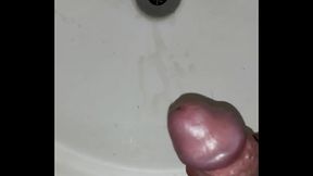 Ricardo gozando na pia do banheiro