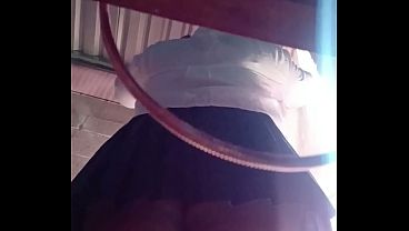hermosa estudiante latina se alista para las clases y regala TREMENDO UPSKIRT en el cuarto de su padrastro, TODO POR NO IR AL BA&Ntilde_O A CAMBIARSE, voyeur REAL en HD