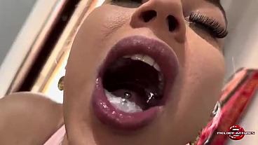Loira fogosa chupando gostoso e gozando de tesão ,pediu gala e tomou tudinho o leite quentinho /parte2