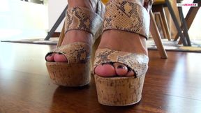 Footfetish with my smelly feet it gets wet