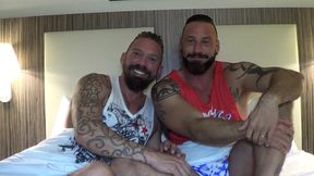 2222 deux tres beaux mecs muscles tatoues se baisent a l hoteldeux tres beaux ...
