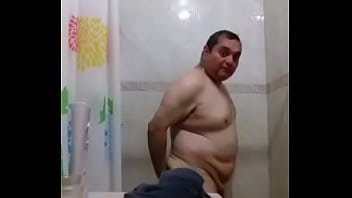 Alfonso Chan Ba&ntilde_andose para sus hombres