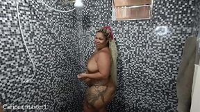 deixou o sabonete cair no banho