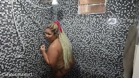 deixou o sabonete cair no banho