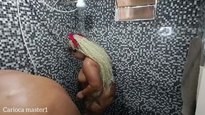 deixou o sabonete cair no banho