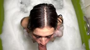 Blowjob in jacuzzi with bubbles