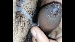 Me jalo la verga y eyaculo mucha leche
