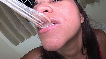 Engolindo Sem Filtro: Nicoly Bebe Cada Gota do Leitinho Depois de Mamada Safada!