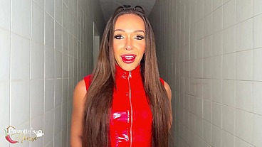 Neste dia das mães é você quem ganha o presente, Sabrina Prezotte a travesti pauzuda brasileira fazendo loucuras com sua amiga trans ninfeta Manuela Willian na casa trans mais quente do mundo.