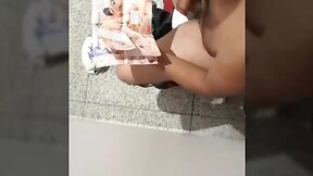 Punheta com revista e gozada (With Cum)