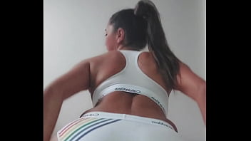 Coucou, Viens me matter entrain de travailler mon petit cul fesses cam ...