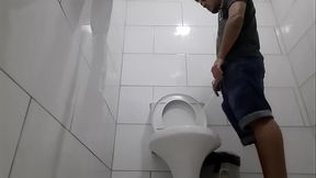 Novinho Flakael Estava na lanchonete bebendo uma Gelada, e decidiu ir no banheiro da lanchonete da uma mijada longa e prazerosa do geito que voc&ecirc_s gostam