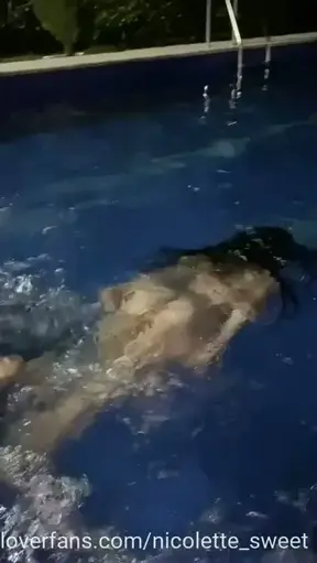 In front of my friends I swim naked and take off my friend's bra, we swim together and we see everything, what would you do at that moment?🥵😈