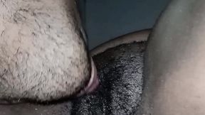 sogro seduz a esposa bbw do filho e chupa seu cu e sua buceta ate a gordinha safada gozar na sua boca