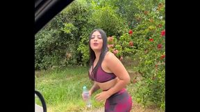 un desconocido interrumpio mi entrenamiento y me convencio de follar en su auto en publico