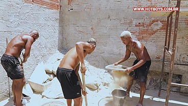 Coroa tomando pirocada dos novinhos durante a obra