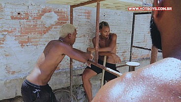 Coroa tomando pirocada dos novinhos durante a obra