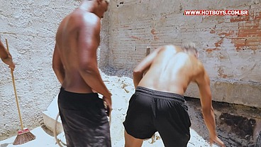 Coroa tomando pirocada dos novinhos durante a obra