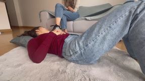 Masaje y aplastamiento con los pies