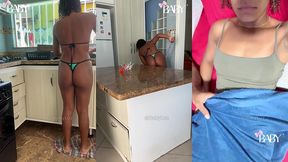 novinha provoca tio limpando a casa com biquini micro