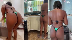novinha provoca tio limpando a casa com biquini micro
