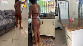 novinha provoca tio limpando a casa com biquini micro