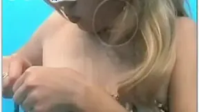 Chica traviesa con tetas pequeñas usa su nuevo sujetador